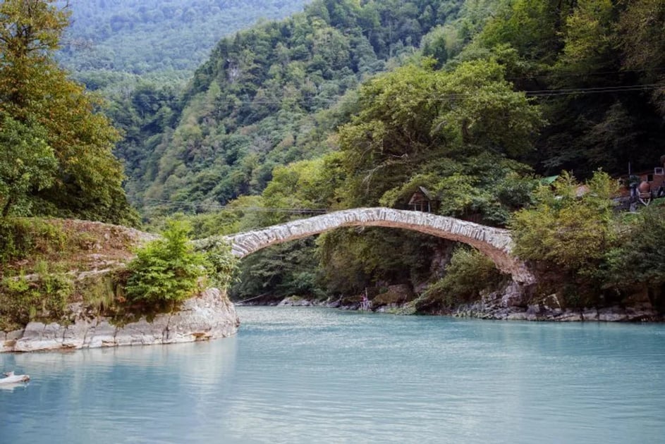 پل ملکه تامارا را در جورجیا کشف کنید