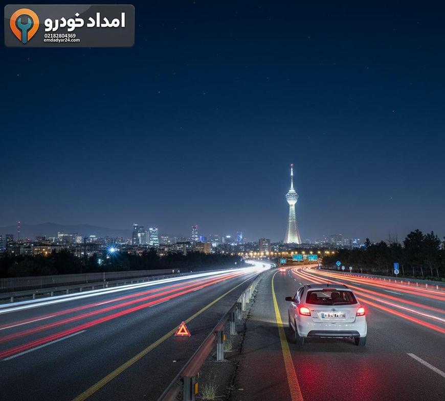 مکانیک سیار حرفهای در حال اتصال دستگاه دیاگ به خودرو در خیابان شهری